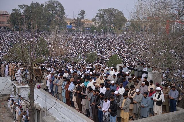شاهد أكبر جنازة في التاريخ 5 ملايين شخص يشيعون غازي قادري في باكستان فما قصته وظيفتي واتس